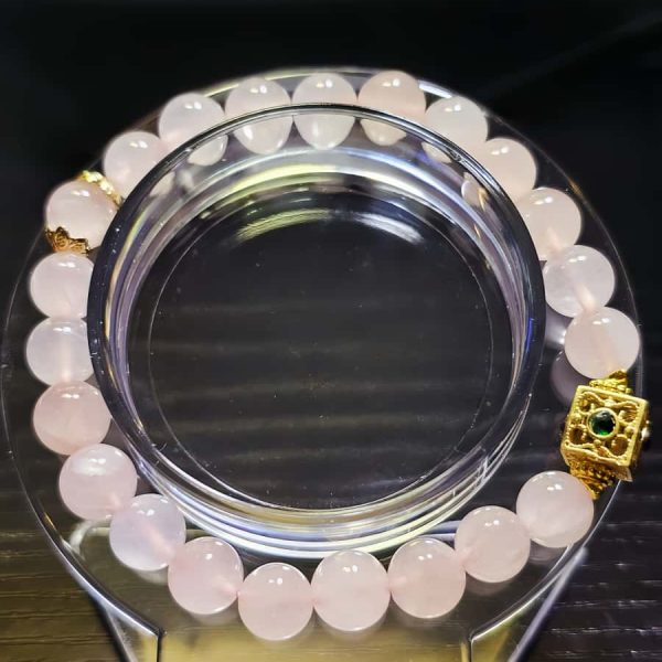 Damenarmband mit Rosenquarz Naturstein und vergoldetem Schmuckelement