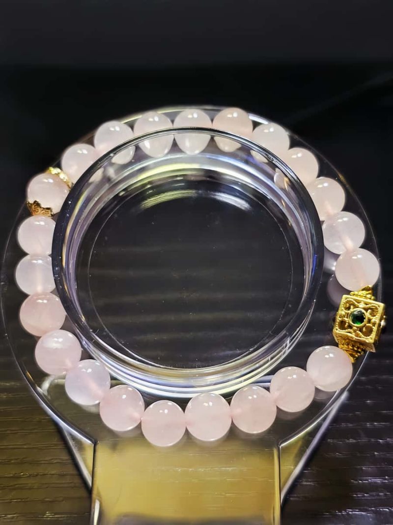 Damenarmband mit Rosenquarz Naturstein und vergoldetem Schmuckelement