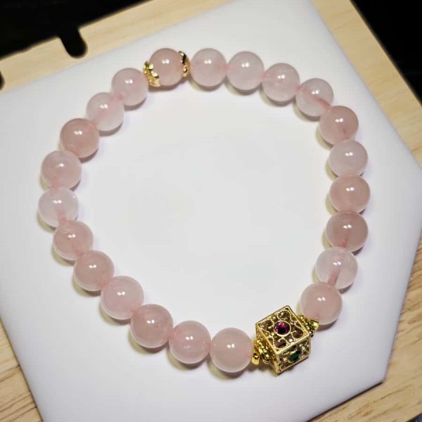 Damenarmband mit Rosenquarz Naturstein und vergoldetem Schmuckelement
