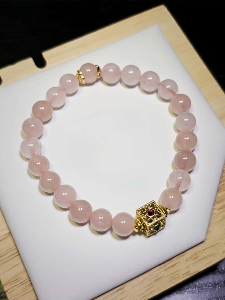 Damenarmband mit Rosenquarz Naturstein und vergoldetem Schmuckelement