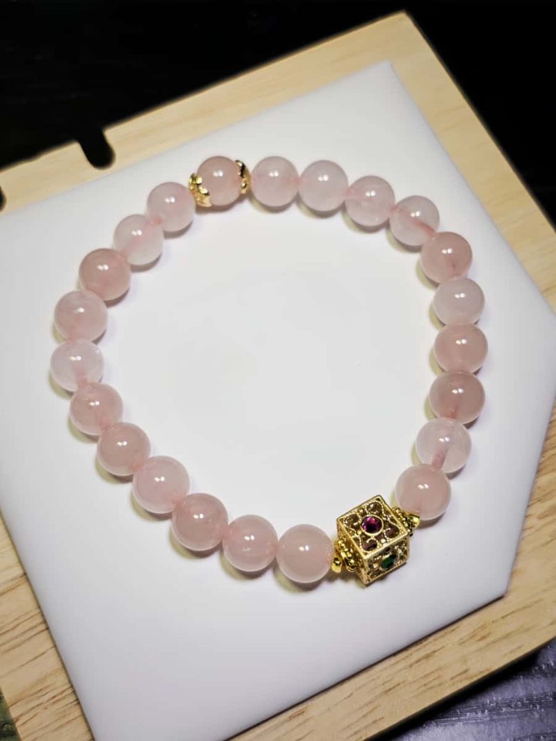 Damenarmband mit Rosenquarz Naturstein und vergoldetem Schmuckelement