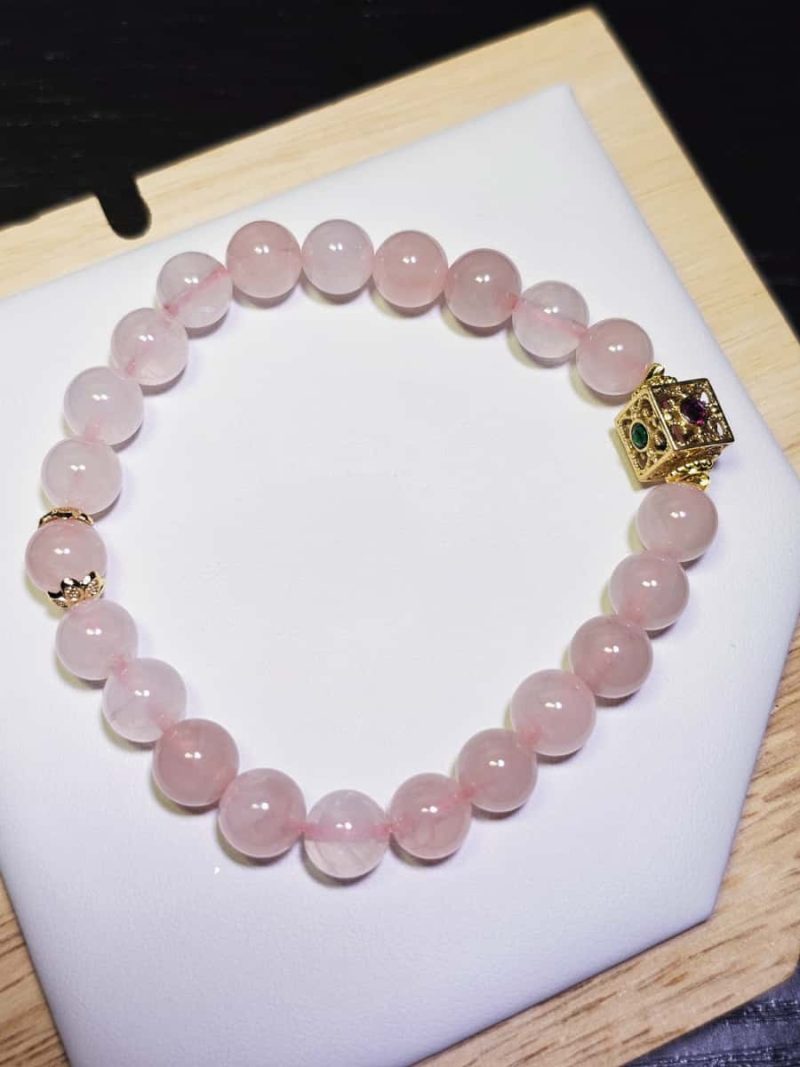 Damenarmband mit Rosenquarz Naturstein und vergoldetem Schmuckelement