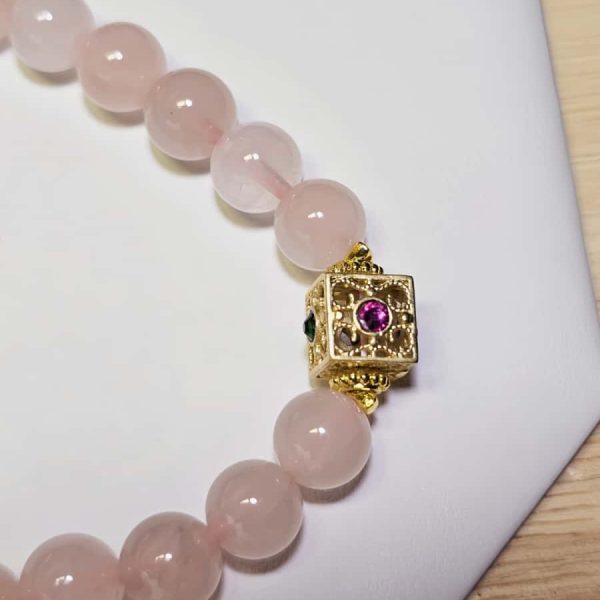 Damenarmband mit Rosenquarz Naturstein und vergoldetem Schmuckelement