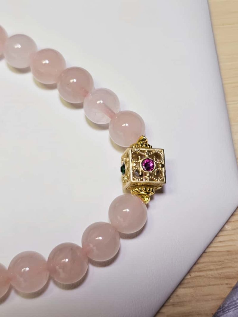 Damenarmband mit Rosenquarz Naturstein und vergoldetem Schmuckelement