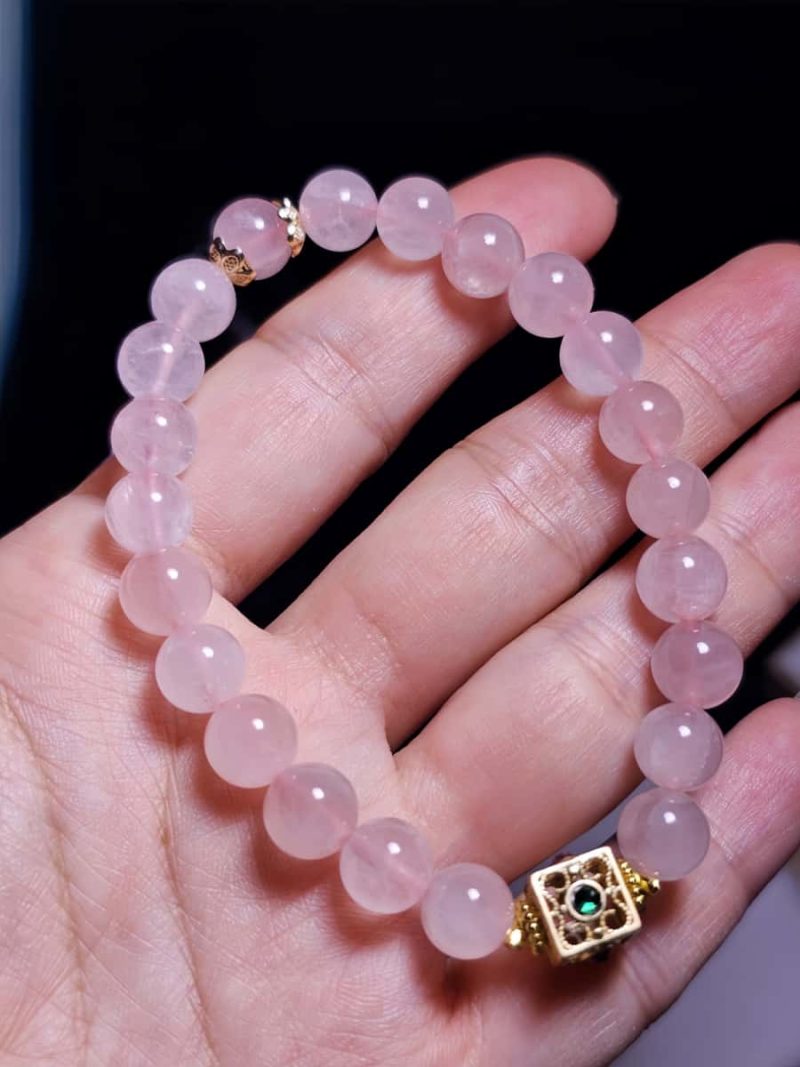 Damenarmband mit Rosenquarz Naturstein und vergoldetem Schmuckelement