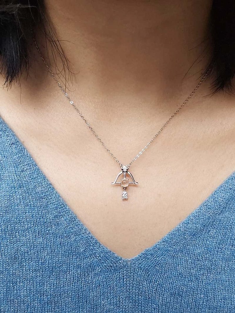 Schutz-HK013-09 Damen Silber Halskette aus Mondstein im Bogenschützen-Design