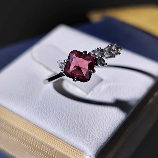 Silberring mit natürlichem rotem Garnet und Zirkonia-Akzentsteinen