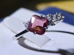 Sternfall-DR0021-02 Silberring mit natürlichem rotem Garnet und Zirkonia-Akzentsteinen