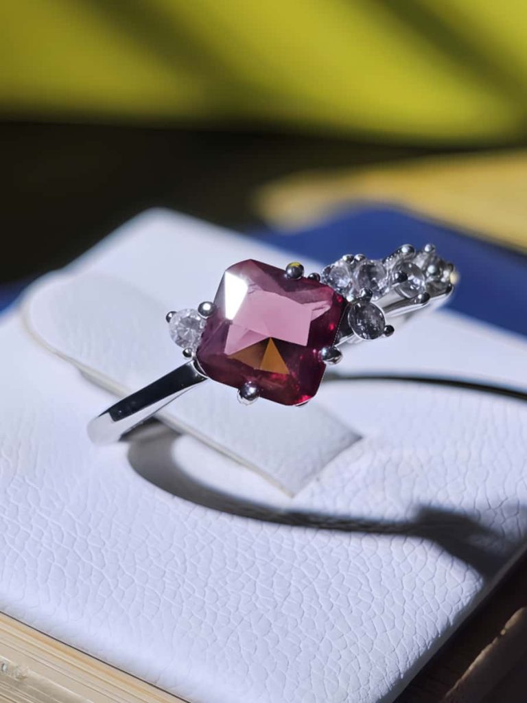 Silberring mit natürlichem rotem Garnet und Zirkonia-Akzentsteinen