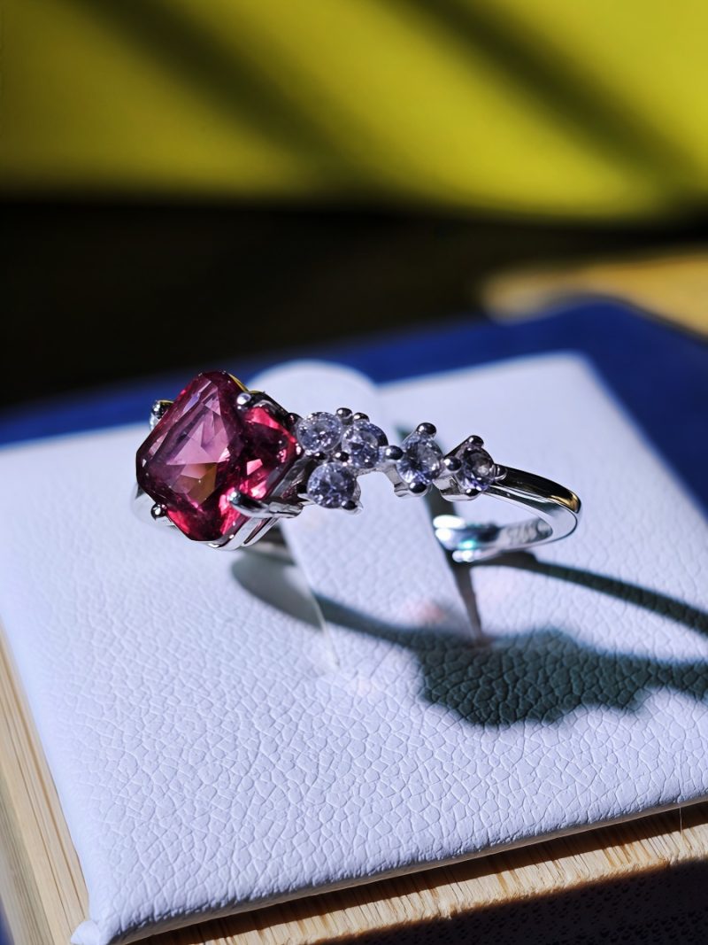 Silberring mit natürlichem rotem Garnet und Zirkonia-Akzentsteinen