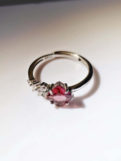 Silberring mit natürlichem rotem Garnet und Zirkonia-Akzentsteinen