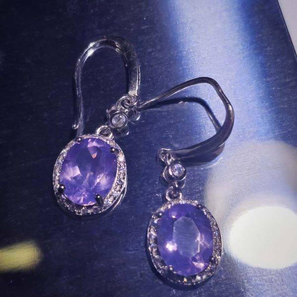 Silber Ohrhacken Amethyst mit großem violetten Edelstein und feiner Silberfassung