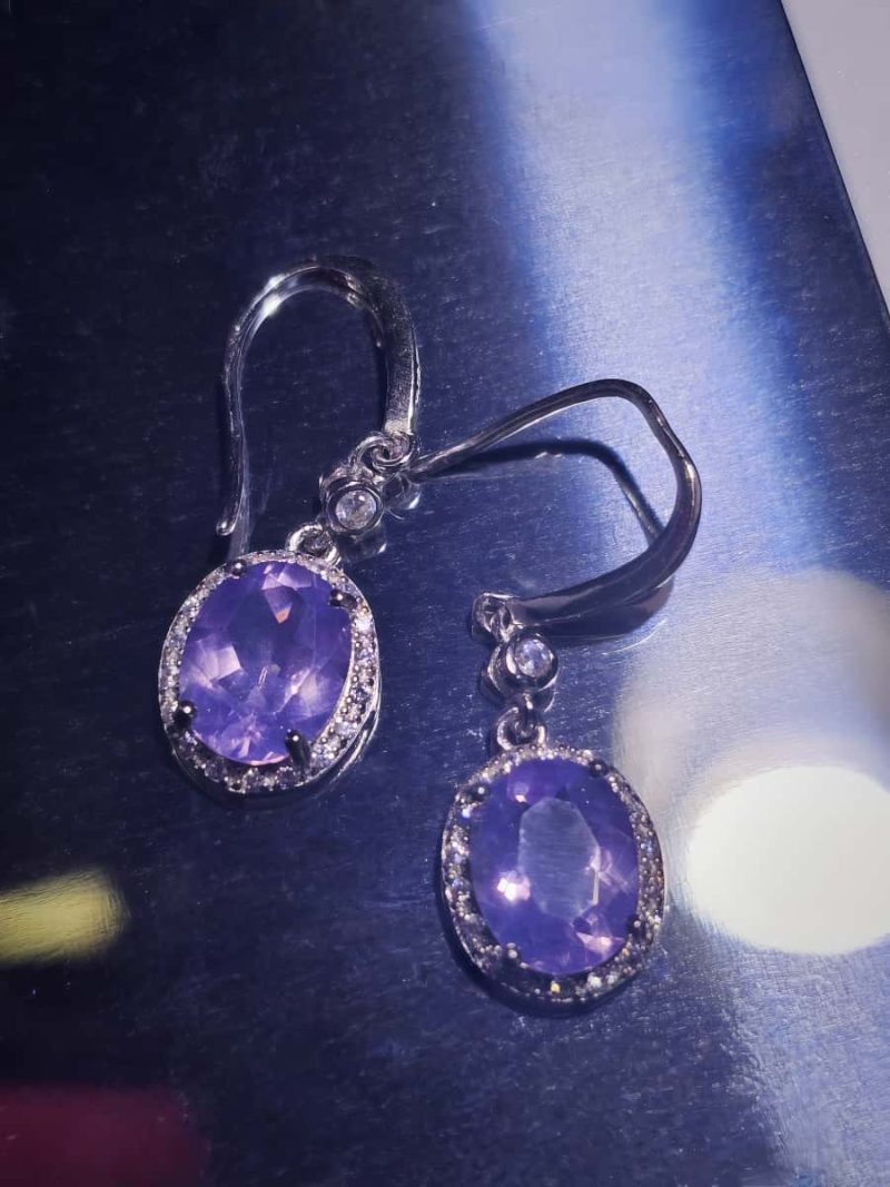 Silber Ohrhacken Amethyst mit großem violetten Edelstein und feiner Silberfassung