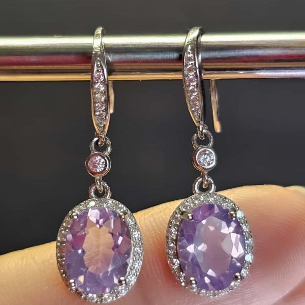 Silber Ohrhacken Amethyst mit großem violetten Edelstein und feiner Silberfassung