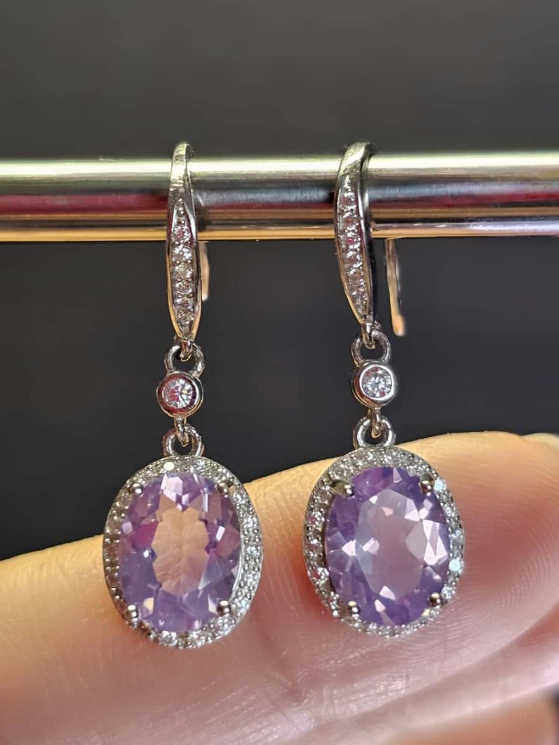 Silber Ohrhacken Amethyst mit großem violetten Edelstein und feiner Silberfassung