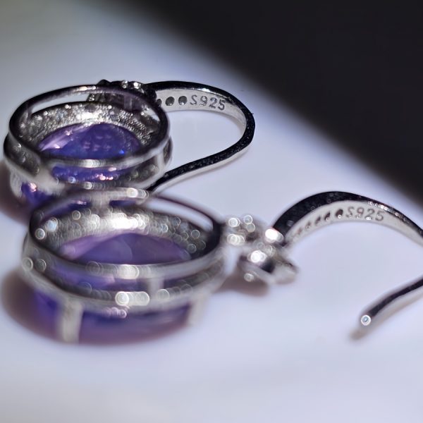 Silber Ohrhacken Amethyst mit großem violetten Edelstein und feiner Silberfassung