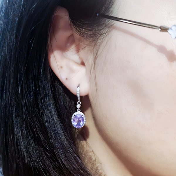 Silber Ohrhacken Amethyst mit großem violetten Edelstein und feiner Silberfassung