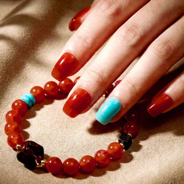 Armband mit Naturstein Rotem Achat und Quarz, handgefertigtem Flechtstil Design