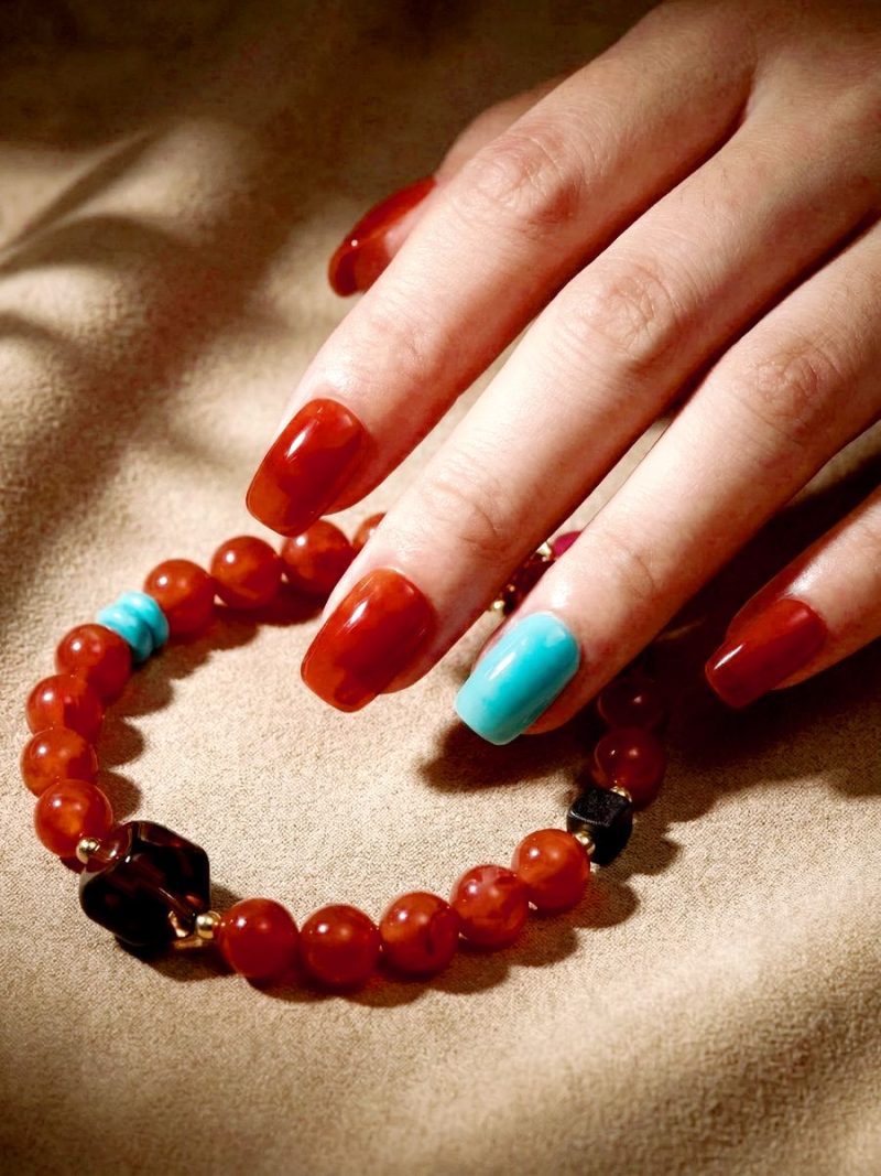 Armband mit Naturstein Rotem Achat und Quarz, handgefertigtem Flechtstil Design