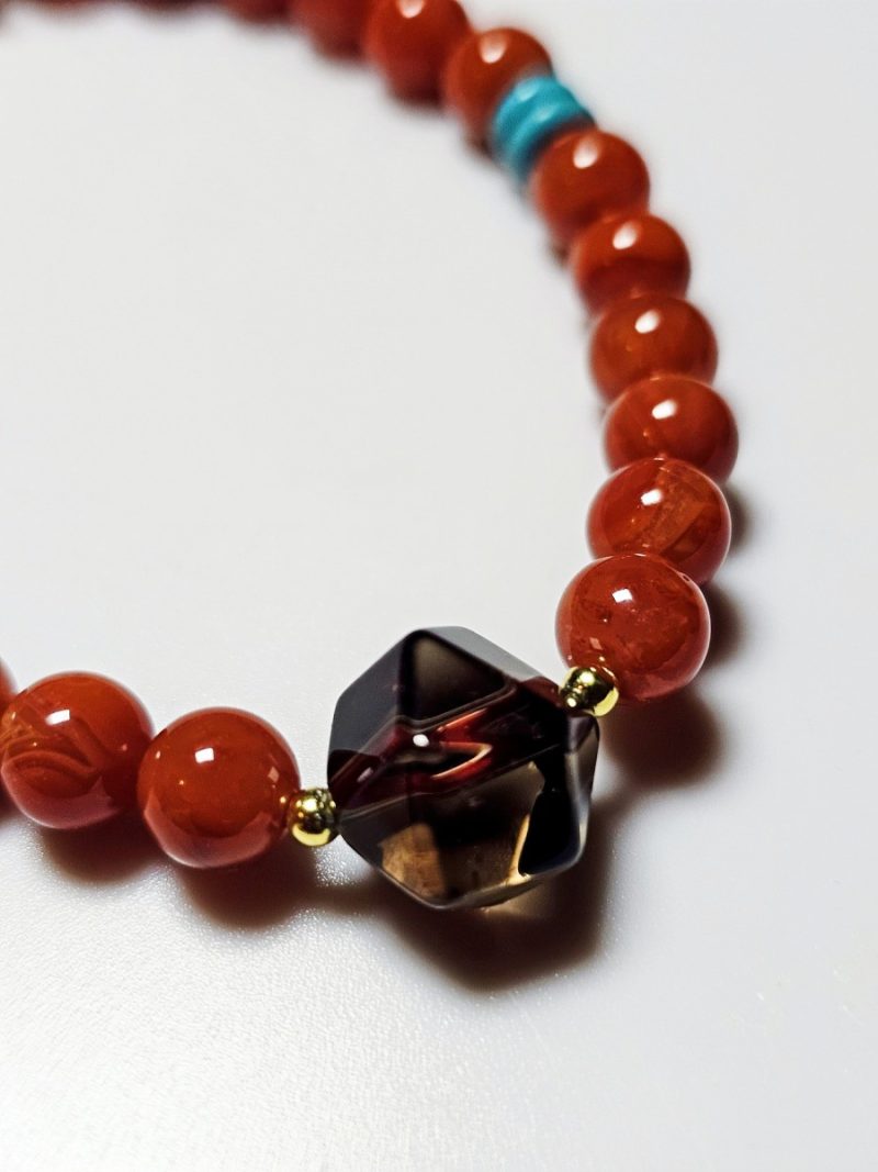 Armband mit Naturstein Rotem Achat und Quarz, handgefertigtem Flechtstil Design