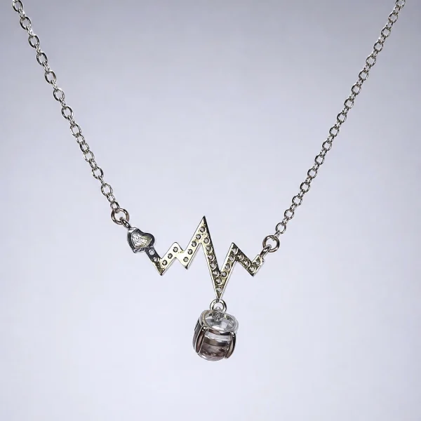 Elegante Modeschmuck Halskette mit einem Zickzack-Anhänger, funkelnden Zirkonia, einem herzförmigen Detail und einem braunen Rutilquarz-Anhänger.