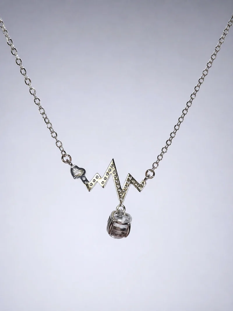 Elegante Modeschmuck Halskette mit einem Zickzack-Anhänger, funkelnden Zirkonia, einem herzförmigen Detail und einem braunen Rutilquarz-Anhänger.