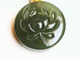 Halsanhänger mit Lotus Symbol aus Jade