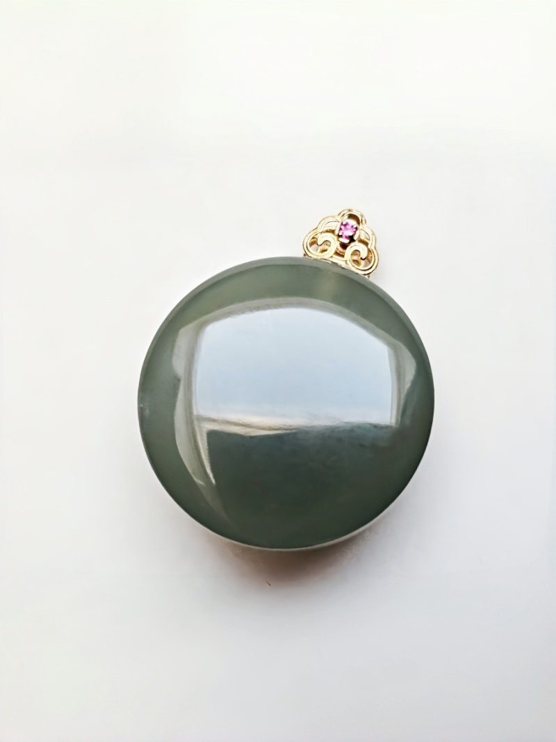 Halsanhänger mit Lotus Symbol aus Jade