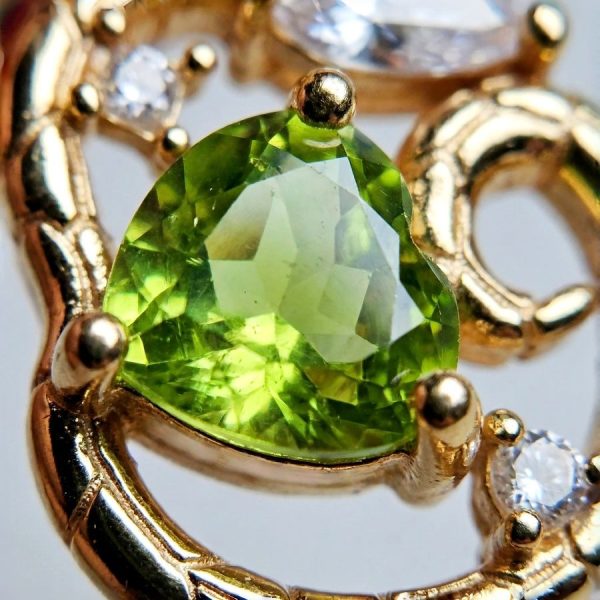amen Anhänger mit Peridot August Geburtsstein aus vergoldetem Silber im Schlangen Design