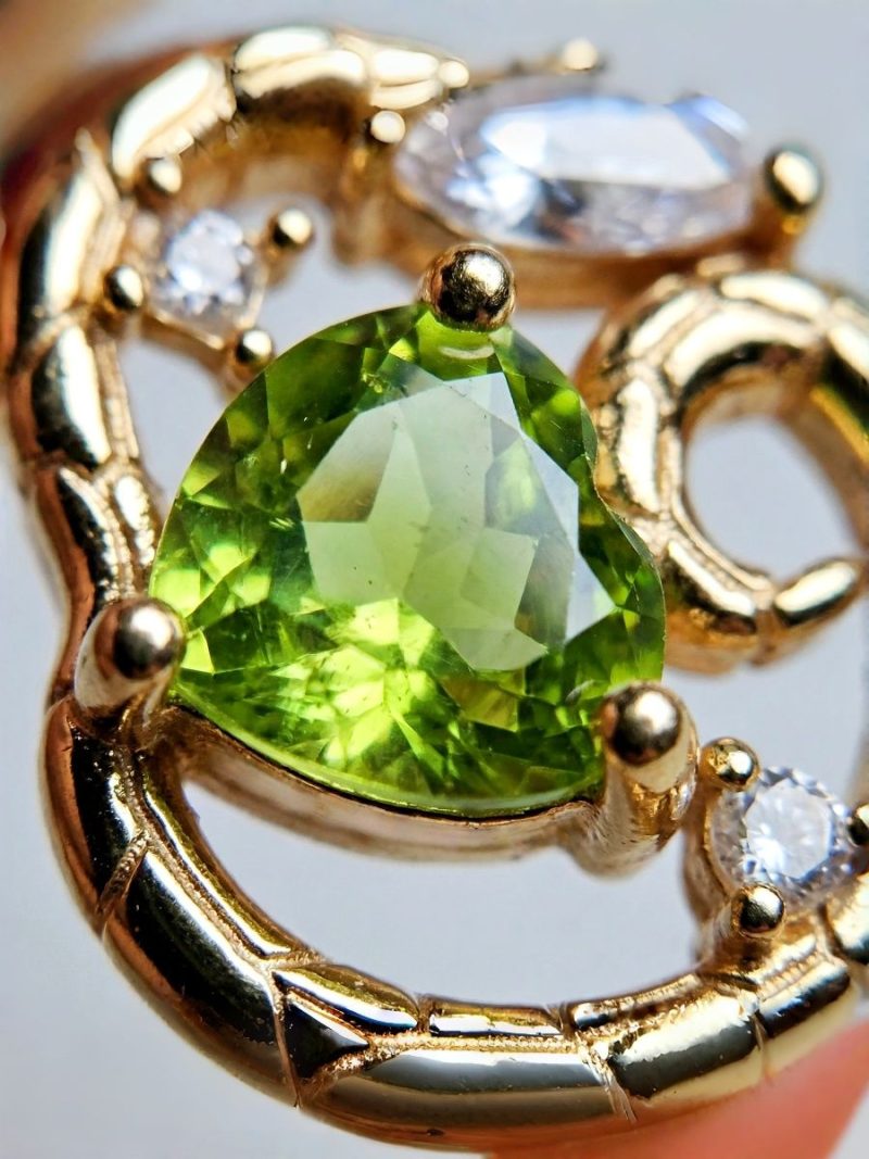 amen Anhänger mit Peridot August Geburtsstein aus vergoldetem Silber im Schlangen Design