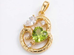 amen Anhänger mit Peridot August Geburtsstein aus vergoldetem Silber im Schlangen Design