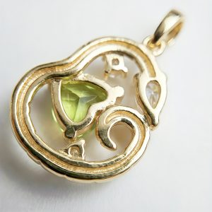 amen Anhänger mit Peridot August Geburtsstein aus vergoldetem Silber im Schlangen Design