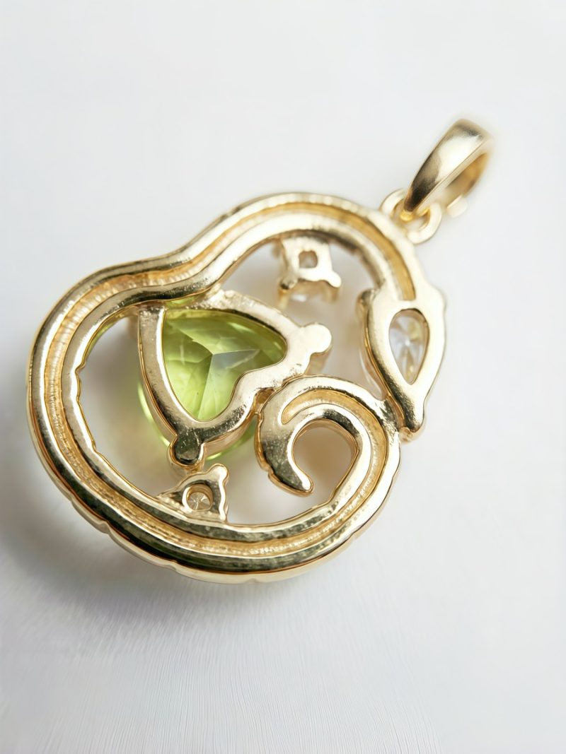 amen Anhänger mit Peridot August Geburtsstein aus vergoldetem Silber im Schlangen Design