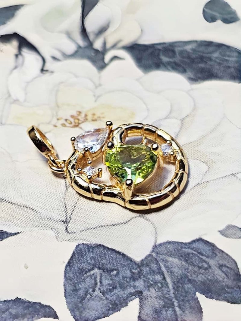 amen Anhänger mit Peridot August Geburtsstein aus vergoldetem Silber im Schlangen Design