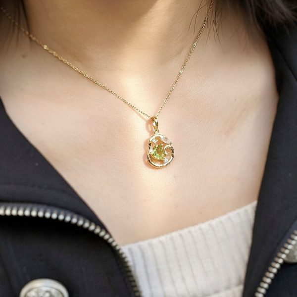 amen Anhänger mit Peridot August Geburtsstein aus vergoldetem Silber im Schlangen Design