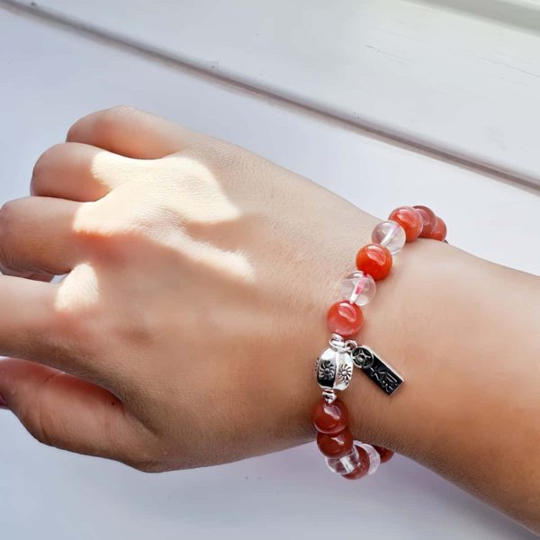 AB-ACT-06 Damenarmband aus rotem Achat Kugeln Bergkristall fein poliert versilberten Details mit chinesischen Schriftzeichen getragen am Handgelenk