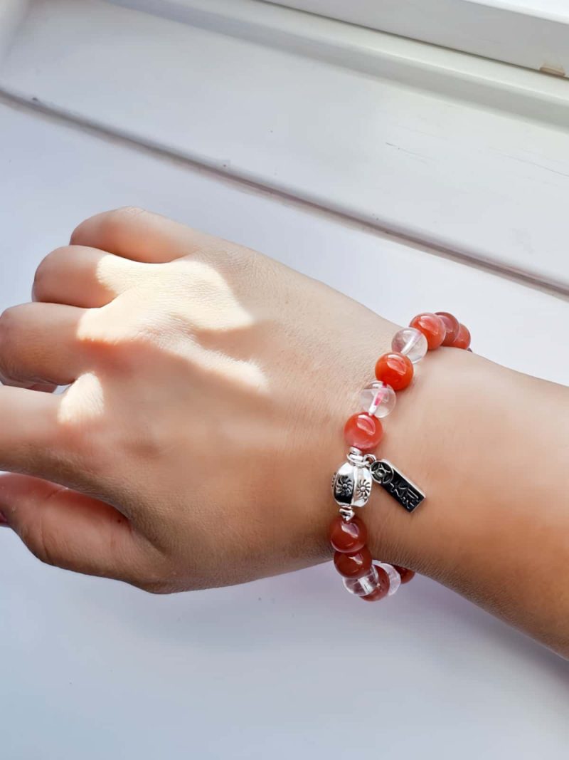 AB-ACT-06 Damenarmband aus rotem Achat Kugeln Bergkristall fein poliert versilberten Details mit chinesischen Schriftzeichen getragen am Handgelenk
