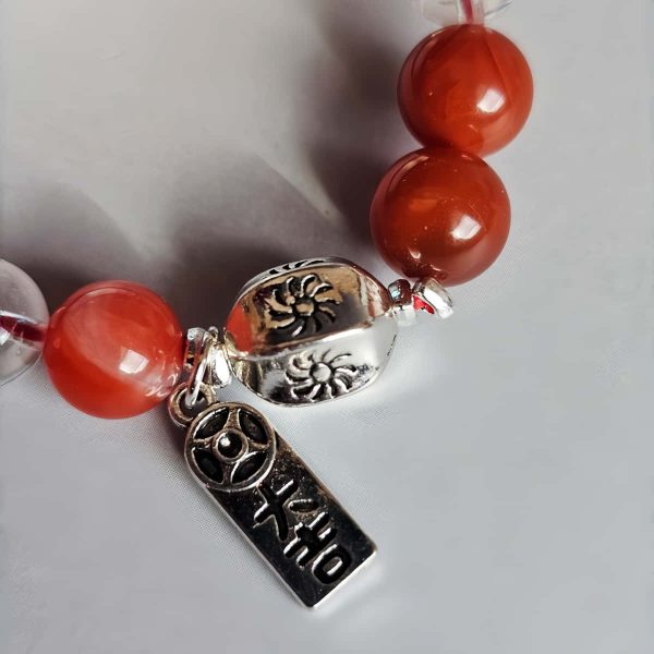 AB-ACT-07 Damenarmband aus rotem Achat Kugeln Bergkristall fein poliert versilberten Details Ansicht der Details der versilberten Accessoires mit chinesischen Schriftzeichen