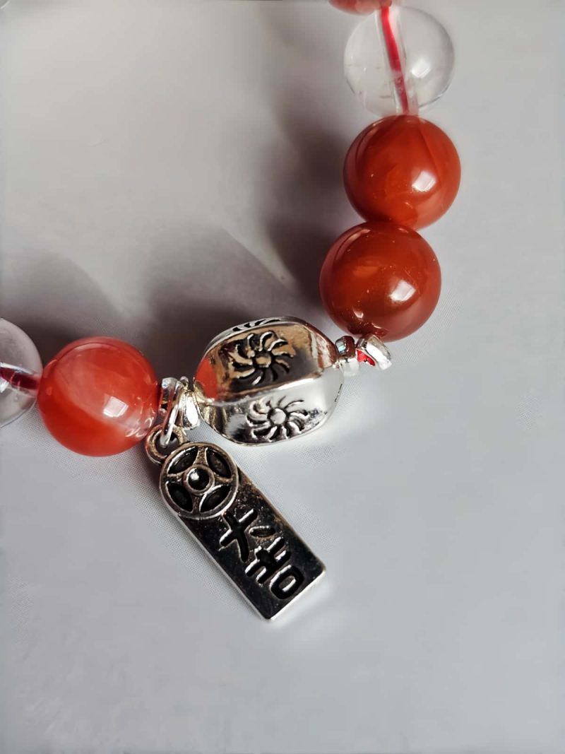 AB-ACT-07 Damenarmband aus rotem Achat Kugeln Bergkristall fein poliert versilberten Details Ansicht der Details der versilberten Accessoires mit chinesischen Schriftzeichen