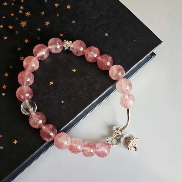 Armband aus fein polierten Erdbeer-Quarz Kugeln und Maigloeckchen Detail versilbert