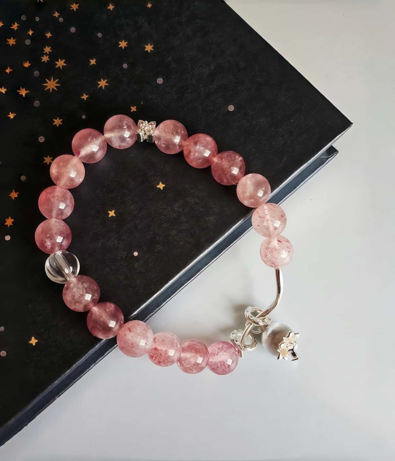 Armband Damen mit Erdbeer-Quarz und Maigloeckchen-Liebe und Glück Armband aus fein polierten Erdbeer-Quarz Kugeln und Maigloeckchen Detail versilbert