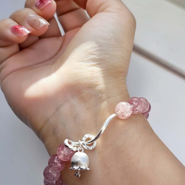 Armband aus sart-rosafarbenen Quarzstein Kugeln und Maigloeckchen versilbert