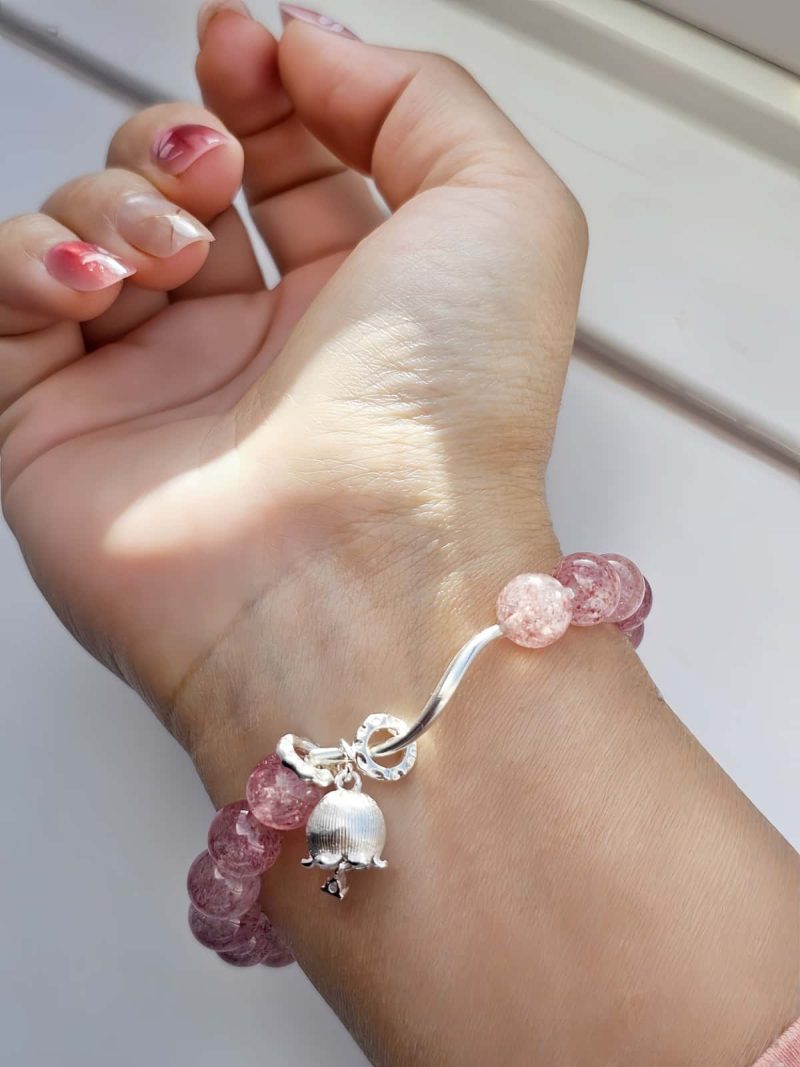 Armband aus sart-rosafarbenen Quarzstein Kugeln und Maigloeckchen versilbert