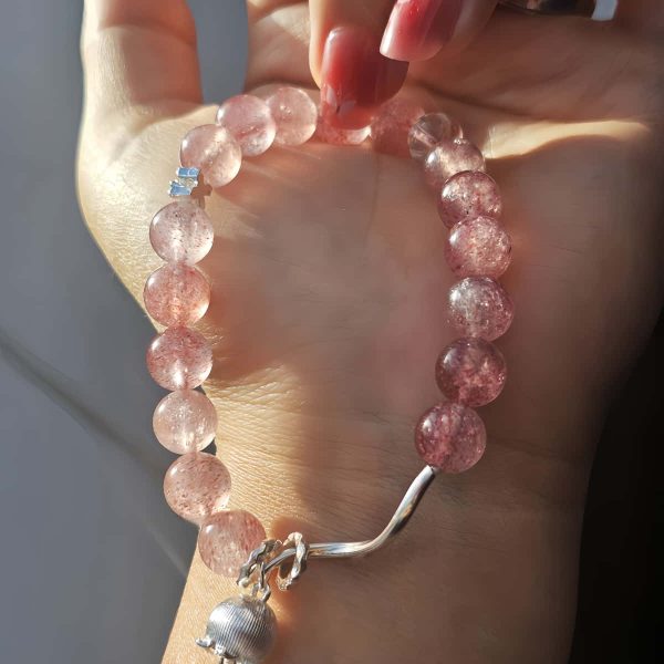 Damenarmband aus kleinen Quarzkugeln sart-rosa Farben mit feinen Maiglöckchen versilbert