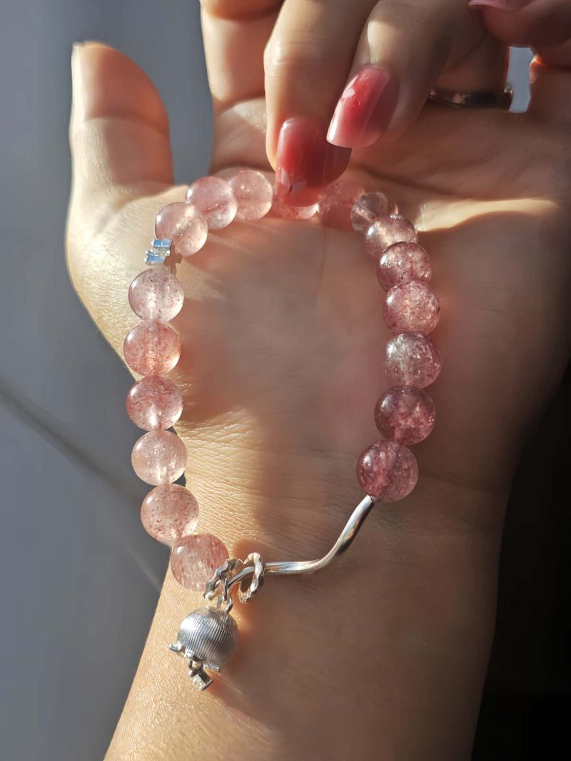 Damenarmband aus kleinen Quarzkugeln sart-rosa Farben mit feinen Maiglöckchen versilbert