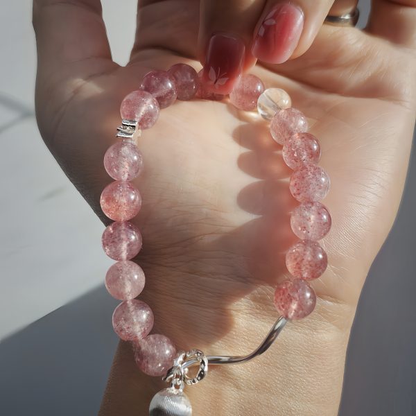 Armband aus fein polierten Erdbeer-Quarz Kugeln und Maigloeckchen Detail versilbert