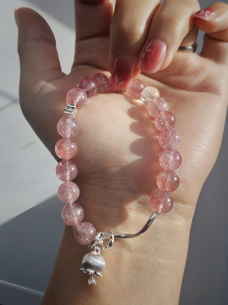 Armband aus fein polierten Erdbeer-Quarz Kugeln und Maigloeckchen Detail versilbert