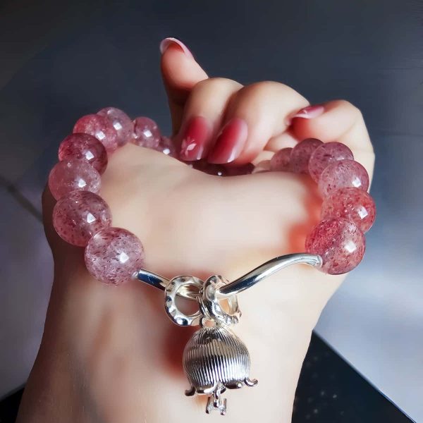 Armband aus fein polierten Erdbeer-Quarz Kugeln und Maigloeckchen Detail versilbert