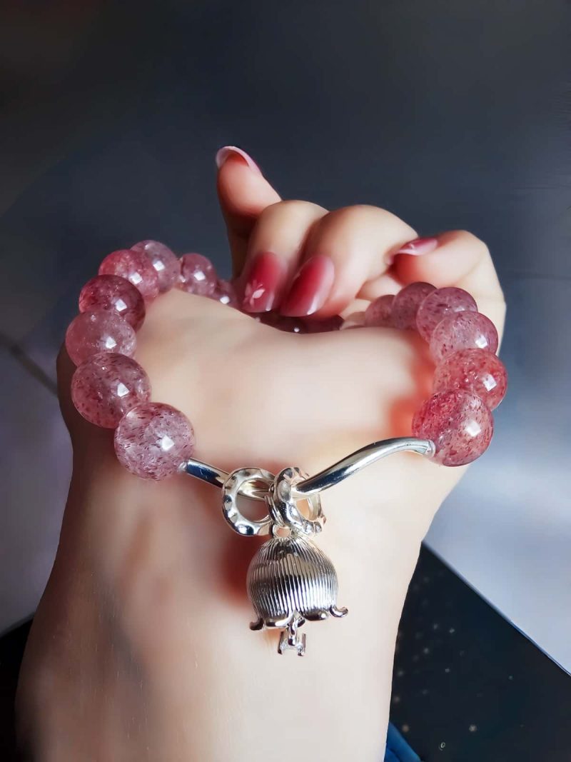 Armband aus fein polierten Erdbeer-Quarz Kugeln und Maigloeckchen Detail versilbert