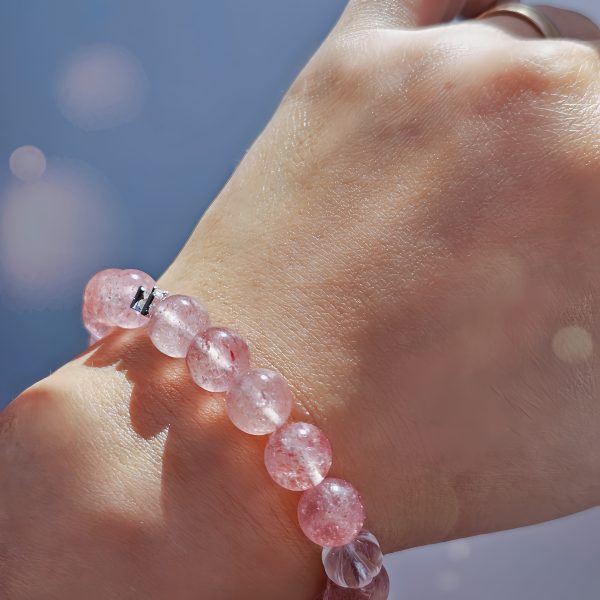 Armband aus fein polierten Erdbeer-Quarz Kugeln und Maigloeckchen Detail versilbert